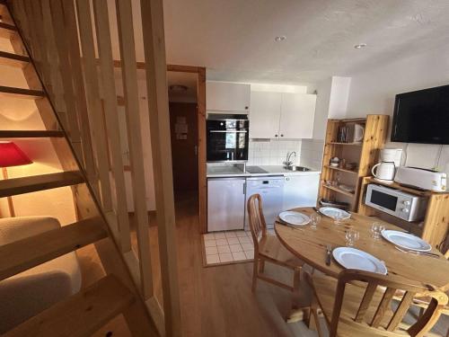 Duplex cosy 4/6 pers, proche télésiège et commerce, pkg couvert, casier à ski – Méribel