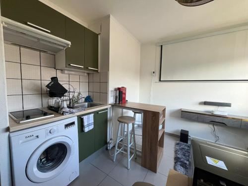 une cuisine avec une machine à laver dans une cuisine dans l'établissement Pop corn Palace, à Annemasse