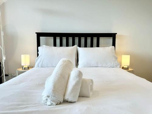 Postel nebo postele na pokoji v ubytování Morphett St Studio Retreat with Pool and Gym Access