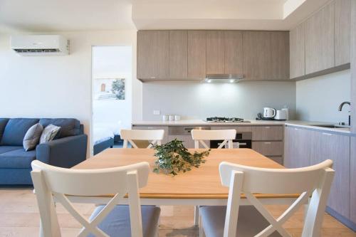 Dapur atau dapur kecil di New and Modern 2BR Gem in Rundle Mall