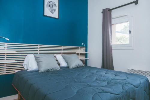 ロッシュフォール・アン・テールにあるTerres de France - Domaine de Keriocheの青い壁のベッドがある青い寝室