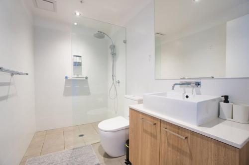 Koupelna v ubytování Ultimate Comfort - Modern 3BR Apt with Pool and Gym