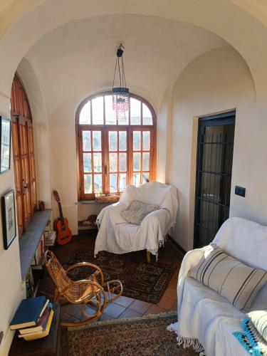 a living room with a couch and a window at BugyGattolo in Boves