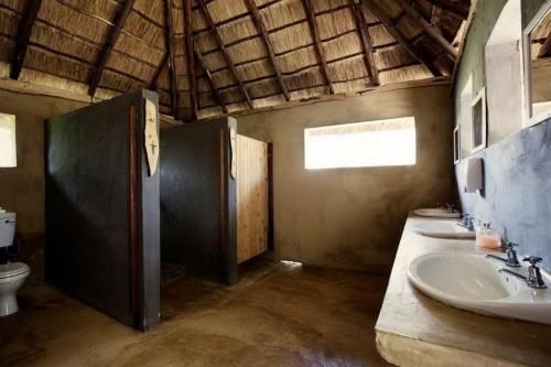 łazienka z 2 umywalkami i toaletą w pokoju w obiekcie Triton Dive Lodge (Pty) Ltd w mieście Sodwana Bay
