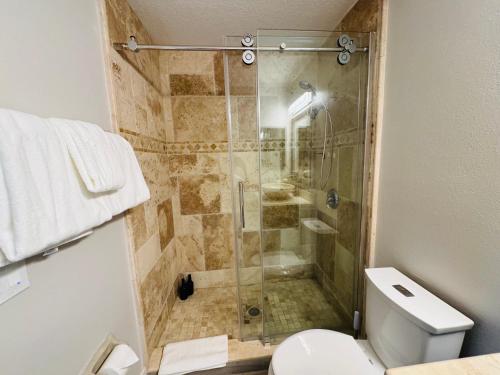 Ένα μπάνιο στο Luxury Home W Heated Pool & Spa Near IMG & Siesta Key Beach