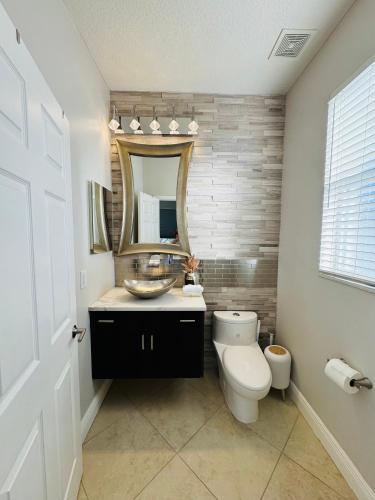 Ένα μπάνιο στο Luxury Home W Heated Pool & Spa Near IMG & Siesta Key Beach