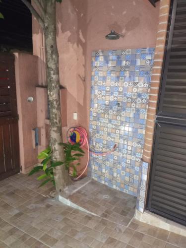 a bathroom with a wall with blue and white tiles at Seo Chico Sobradinho in São Sebastião