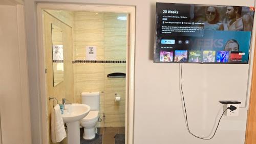 Un baño con un inodoro blanco y un lavabo. en Vista Di Amore, en Cape Town