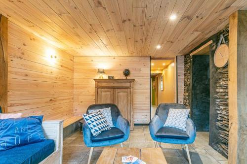 a living room with two chairs and a couch at Jardin Stan in Chiny