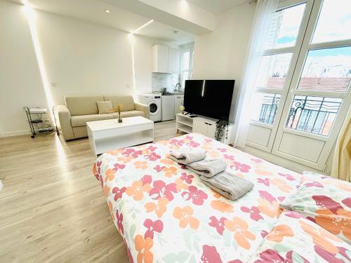 une chambre avec un lit et un salon dans l'établissement République rue des bluets Paris, à Paris