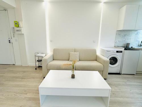 un salon avec un canapé et une table basse dans l'établissement République rue des bluets Paris, à Paris