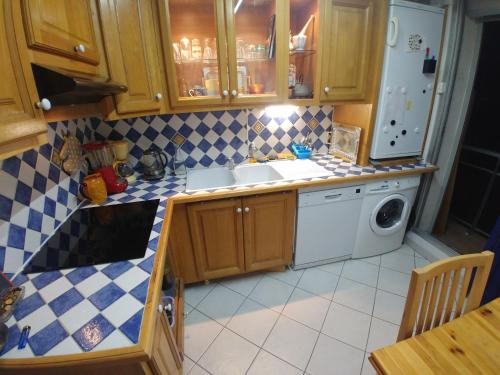 une cuisine avec un évier et une machine à laver dans l'établissement Apartment - nice view and quiet, à Montpellier