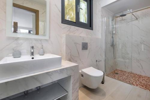 Et badeværelse på Villa Oras Corfu Anastasia by Villa Plus