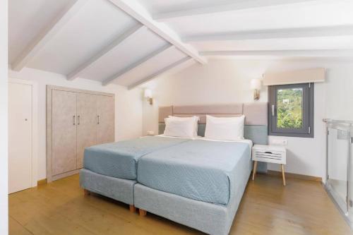 En eller flere senge i et værelse på Villa Oras Corfu Anastasia by Villa Plus