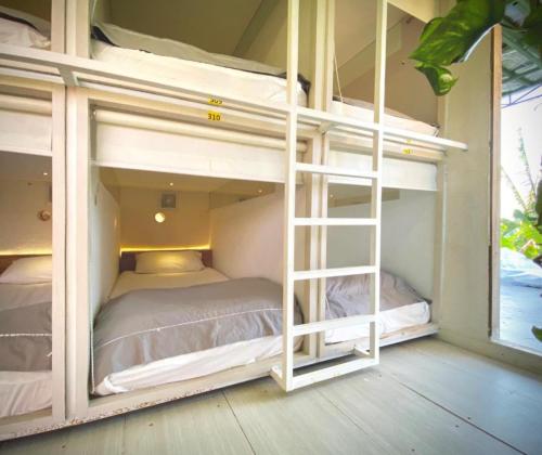 Postel nebo postele na pokoji v ubytování The Hide Hostel Canggu - Adult Only