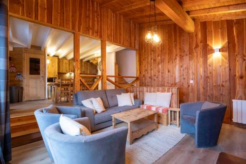 un salon avec un canapé, des chaises et une table dans l'établissement Chalet Lougarou - Plagne 1800 - 8 personnes - ski au pied, à La Plagne Tarentaise
