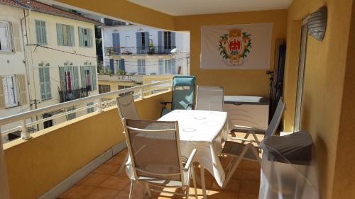 un balcon avec une table et des chaises sur un balcon dans l'établissement Chambre pour appartement 51m2 avec grande terrasse, à Nice