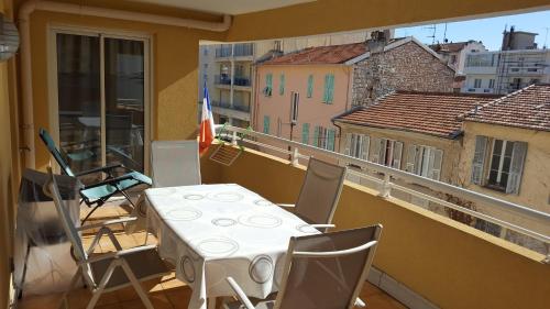 une table et des chaises sur un balcon avec vue dans l'établissement Chambre pour appartement 51m2 avec grande terrasse, à Nice