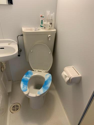 市川市留连之家，隣東京的千葉県市川生活交通便利经济型旅馆、适合家庭游使用！可根据予约配置婴幼儿床及老人推椅。的浴室设有蓝色云座的卫生间