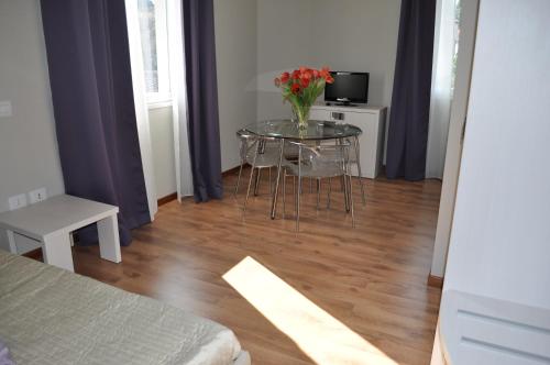 a room with a table with a vase of flowers on it at Lodges le Mura 2 in Florence