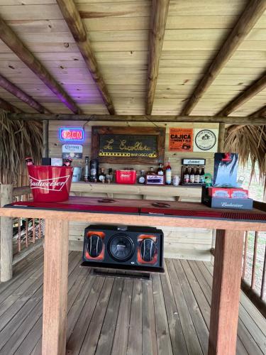 a wooden table with a radio on top of it at Glamping Caribe con bar y bañera privada in Sopetran