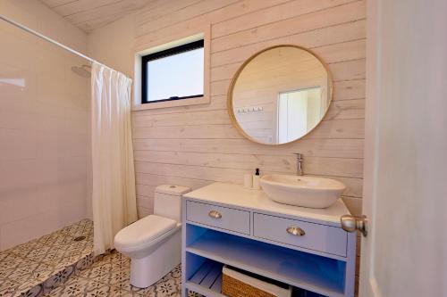 a bathroom with a sink and a mirror at Loica in Pichilemu