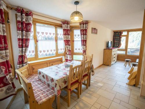 une salle à manger avec une table, des chaises et des fenêtres dans l'établissement Appartement cosy 2 pièces, 5 pers., Châtel, 300m centre, 500m remontées, balcon sud, parking inclus - FR-1-676-84, à Châtel