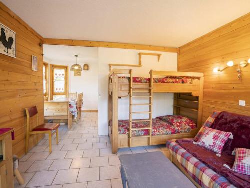 ein Zimmer mit zwei Etagenbetten und einer Couch in der Unterkunft Châtel : Appartement 2 pièces, 5 pers, proche centre et remontées, balcon exposé S/O, classé 3* - FR-1-676-90 in Châtel