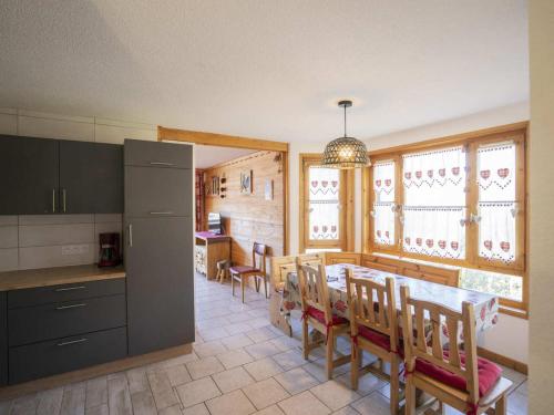 une cuisine et une salle à manger avec une table et des chaises dans l'établissement Châtel : Appartement 2 pièces, 5 pers, proche centre et remontées, balcon exposé S/O, classé 3* - FR-1-676-90, à Châtel