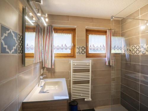 ein Badezimmer mit Waschbecken und Dusche in der Unterkunft Châtel : Appartement 2 pièces, 5 pers, proche centre et remontées, balcon exposé S/O, classé 3* - FR-1-676-90 in Châtel