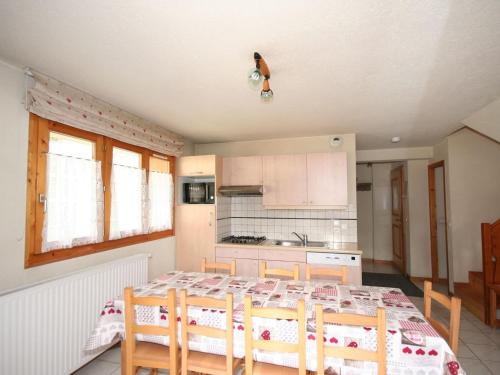 une cuisine avec une table et des chaises dans une pièce dans l'établissement Appartement 4 pièces, 8 pers., proche centre et remontées, animaux admis, parking, WiFi - FR-1-676-103, à Châtel