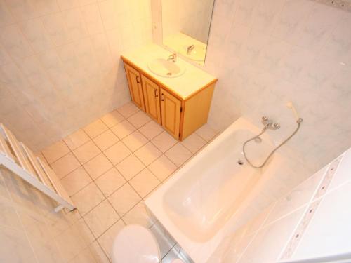 a bathroom with a tub and a sink and a toilet at Appartement 4 pièces, 8 pers., proche centre et remontées, animaux admis, parking, WiFi - FR-1-676-103 in Châtel