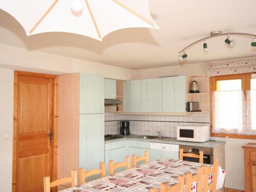 une cuisine avec une table et des chaises et un plafond dans l'établissement Duplex 5 pièces, 10 pers, Châtel, proche centre et télécabine, animaux admis, parking, WIFI - FR-1-676-140, à Châtel