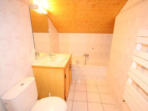 a bathroom with a toilet and a sink at Duplex 5 pièces, 10 pers, Châtel, proche centre et télécabine, animaux admis, parking, WIFI - FR-1-676-140 in Châtel