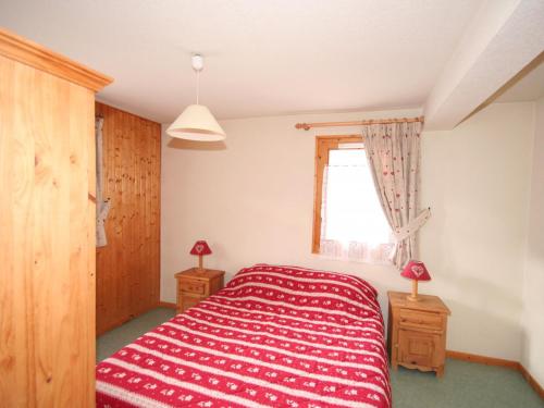 a bedroom with a red bed and a window at Appartement 3 pièces, 6 personnes, proche centre, animaux admis, WiFi, parking - FR-1-676-163 in Châtel