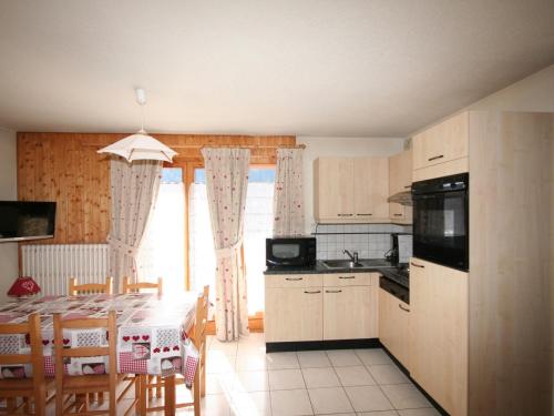 une cuisine avec une table et une salle à manger dans l'établissement Appartement 3 pièces, 6 personnes, proche centre, animaux admis, WiFi, parking - FR-1-676-163, à Châtel
