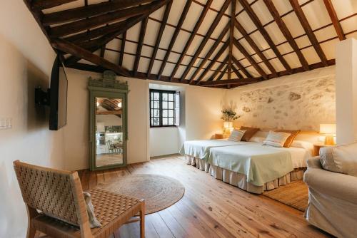 a bedroom with two beds and a couch at Finca San Diego - Palmeras Apartamento in La Matanza de Acentejo