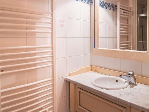 une salle de bain avec un lavabo et un miroir dans l'établissement Chalet confortable à Val Thorens, 50m des pistes, 8 pers., cheminée, parking, local à skis - FR-1-637-80, à Val Thorens