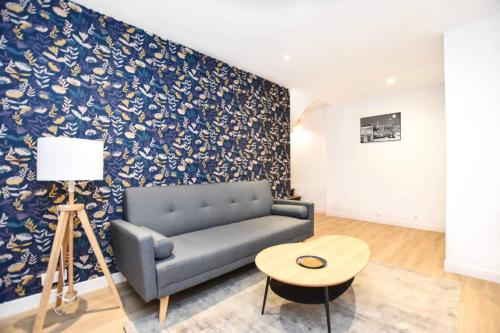 un salon avec un canapé et une table dans l'établissement Gard du Nord - Apartment Cosy 6P, à Paris