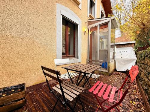two chairs and a picnic table on a porch at Apartment 6 prsn avec Terrasse Proche Centre-ville in Besançon