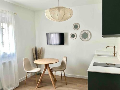 eine Küche mit Tisch und Stühlen und einer Spüle in der Unterkunft M033 superbe studio centre ville in Annemasse