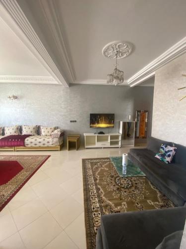 un salon avec un canapé et une télévision dans l'établissement Luxury Apartment Meknes, à Meknès
