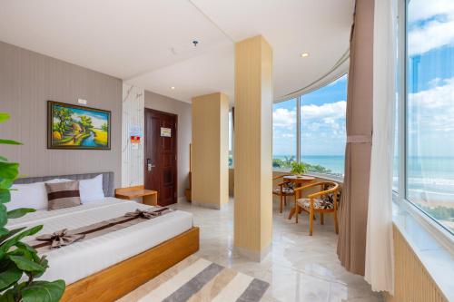una camera da letto con un letto e vista sull'oceano di Ngoc Hanh Beach Hotel a Vung Tau