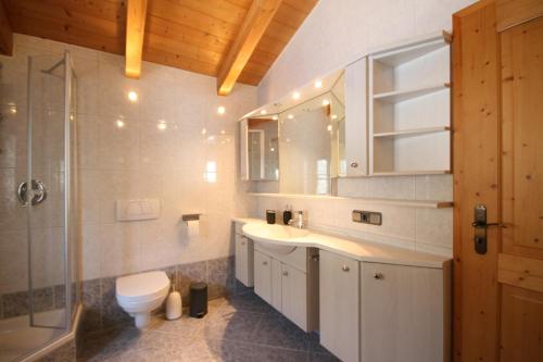 Ένα μπάνιο στο Ferienwohnung Alpenzeit