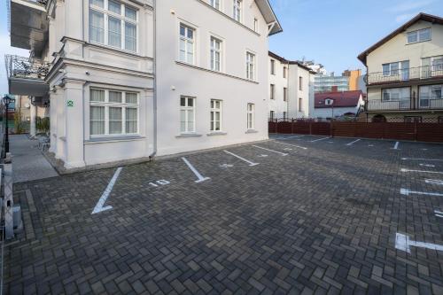 an empty parking lot in front of a building at Dwie Wieże in Międzyzdroje