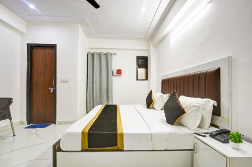 Postel nebo postele na pokoji v ubytování Hotel Krishna Tower