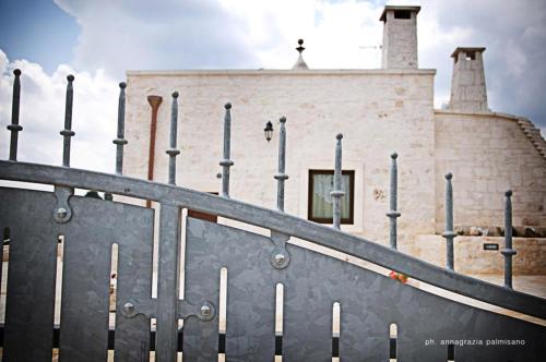 a fence with spikes in front of a building at Trulli Magravì - Apparthotel in Alberobello
