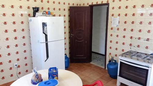 Η κουζίνα ή μικρή κουζίνα στο Hostel Casa Lopes em Itapuã