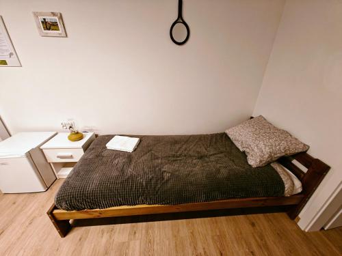 a small bedroom with a bed and a desk at Winnica NOVI - apartamenty in Cianowice Duże