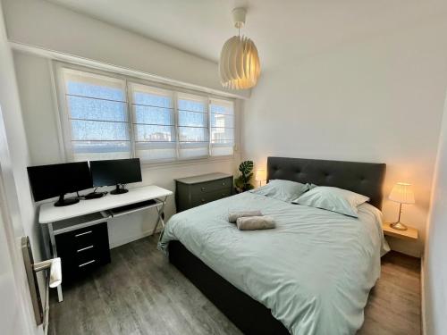 une chambre avec un lit et un bureau avec un ordinateur dans l'établissement Nice Excepetional view, à Nice